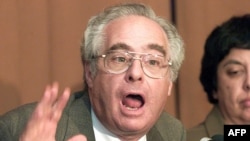 Roberto Garreton, rapporteur spécial to molobeli ya lokumu ya ONU ya kala mpo na maye matali makoki mabomoto na Ekolo Congo démocratique , 24 septembre 199.