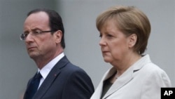 Solda Fransa Cumhurbaşkanı François Hollande ve Almanya Başbakanı Angela Merkel