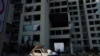 ARCHIVO: Un hombre toma fotografías de un hotel dañado tras el huracán Otis en Acapulco, México, el 27 de octubre de 2023.