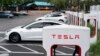 Tesla, dan saingan utamanya dari China, BYD, mencapai rekor pengiriman kendaraan buatan China (foto: ilustrasi). 