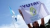 ARCHIVO - Un simpatizante del Movimiento Semilla se manifiesta en el Parque Central de Ciudad de Guatemala, un día después de las elecciones presidenciales de junio de 2023.