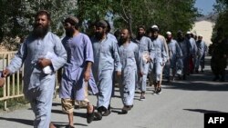 بگرام جیل سے رہا کیے جانے والے طالبان قیدیوں کا ایک گروپ