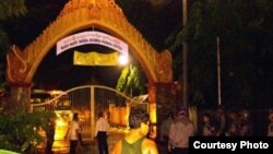 ပီနန်ကျောင်းတိုက်ကို အာဏာပိုင်တွေ လာရောက်ချိတ်ပိတ်နေစဉ်။ (ဓာတ်ပုံ - အေပီခင်မောင်ဝင်း)