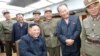朝鲜官媒朝中社2019年8月11日发布朝鲜领导人金正恩观看新式武器试射的照片。