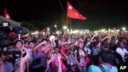 ရွေးကောက်ပွဲ မဲစာရင်းရလဒ်ကို စောင့်မျှော်နေတဲ့ အမျိုးသားဒီမိုကရေစီအဖွဲ့ချုပ်ကို ထောက်ခံသူများ။ (နိုဝင်ဘာ ၈၊ ၂၀၁၅)