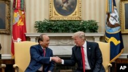 美国总统川普和越南总理阮春福在华盛顿白宫的椭圆形办公室(2017年5月31日)