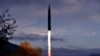 ARCHIVO: Foto del misil hipersónico norcoreano Hwasong-8 lanzado el 28 de septiembre de 2021. Foto divulgada por la agencia de prensa de Corea del Norte KCNA.