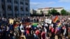 Orang-orang berkumpul dalam aksi mendukung hak asasi kelompok LGBT di depan gedung parlemen Hungaria di Budapest, pada 14 Juni 2021. (Foto: MTI via AP/Szilard Koszticsak)