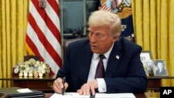 Presiden AS Donald Trump menandatangani sebuah perintah eksekutif di Ruang Oval, Gedung Putih, pada 20 Januari 2025. (Foto: AP/Evan Vucci)
