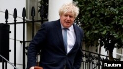 Mantan Perdana Menteri Inggris Boris Johnson meninggalkan rumahnya, di London, Inggris, 21 Maret 2023. (Foto: REUTERS/Peter Nicholls)