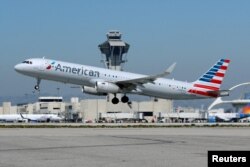 Pesawat American Airlines Airbus A321 lepas landas dari bandara Internasional Los Angeles. (Foto: Reuters)