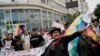 Manifestantes y miembros de sindicatos locales marchan contra la Presidenta de Perú, Dina Boluarte, en Lima, Perú, el 7 de diciembre de 2023.