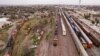 Trenes esperan para cruzar la frontera entre México y EEUU en Coahuila, México, el 22 de diciembre de 2023.