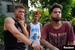 Yoan Viondi, 23 (derecha), y Cristian Hernández, 24 (izquierda), hablan con Reuters en Villa María, Cuba, el 22 de septiembre de 2023.