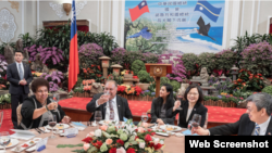 台湾总统蔡英文（右二）与副总统陈建仁1月8日宴请到访的瑙鲁总统瓦卡夫妇。（中华民国总统府网站截图）