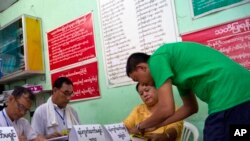 မဲဆန္ဒရှင်တဦး ကြိုတင်မဲပေးနေစဉ်