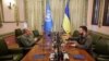 Sekretaris Jenderal PBB Antonio Guterres (kiri) dan Presiden Ukraina Volodymyr Zelenskyy bertemu di Kyiv, pada 28 April 2022. (Foto: Ukrainian Presidential Press Service/Handout via Reuters)