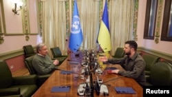 Sekretaris Jenderal PBB Antonio Guterres (kiri) dan Presiden Ukraina Volodymyr Zelenskyy bertemu di Kyiv, pada 28 April 2022. (Foto: Ukrainian Presidential Press Service/Handout via Reuters)