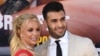 Penyanyi AS Britney Spears (kiri) dan kekasihnya Sam Asghari tiba untuk pemutaran perdana film Sony Pictures "Once Upon a Time... in Hollywood" di TCL Chinese Theatre di Hollywood, California pada 22 Juli 2019. (Foto: AFP)