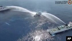 菲律宾称其海警船周二(4月30日)遭到中国船只的水炮夹击。
