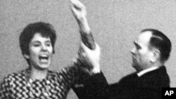 Klarsfeld 1968 yılında dönemin Başbakanı Kurt Georg Kiesinger’i tokatladıktan sonra