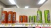 Latas de la bebida energética Prime Energy se observan en un anaquel de una tienda Target en Brooklyn, Nueva York, el 18 de agosto de 2023.