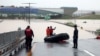 Petugas SAR mencari para korban yang terjebak di dalam terowongan bawah tanah yang terendam banjir di Cheongju, Korea Selatan, Sabtu, 15 Juli 2023. Sebanyak 19 mobil diperkirakan terjebak banjir di dalam terowongan itu setelah hujan lebat. (Foto: Yonhap/AFP)
