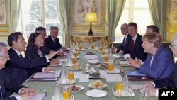 Sarkozy ve Merkel Paris'teki son zirve görüşmelerinde