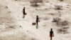 Anak laki-laki menarik wadah air saat mereka kembali ke gubuk mereka dari sebuah sumur di Desa Ntabasi di tengah kekeringan di Samburu East, Kenya, pada 14 Oktober 2022. (Foto: AP)