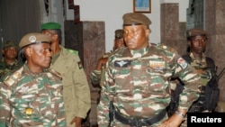 Janar Abdourahmane Tiani, tare da wadansu jami'an sojojin Nijar 