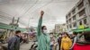 Para pengunjuk rasa turun ke jalan dalam aksi demo anti pemerintah di Mandalay, Myanmar, pada 7 Desember 2021. Demo tersebut terjadi sehari setelah tokoh politik Aung San Suu Kyi dijatuhi hukuman. (Foto: AP)