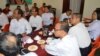 ဖွဲ့စည်းပုံပြင်ဆင်ရေး ပူးပေါင်းဆောင်ရွက်ဖို့ NLD နဲ့ ၈၈ ငြိမ်းချမ်းရေးနဲ့ ပွင့်လင်းလူ့အဖွဲ့အစည်းတို့ တွေ့ဆုံဆွေးနွေးနေစဉ်။ (ဓာတ်ပုံ - ၈၈ ငြိမ်းချမ်းရေးနဲ့ ပွင့်လင်းလူ့အဖွဲ့အစည်း) 