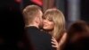 Taylor Swift (kanan) memeluk Calvin Harris setelah memenangkan penghargaan di ajang Billboard Music Awards, di Las Vegas bulan Mei lalu.