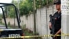 Seorang polisi berjaga di dekat tempat mayat jurnalis Meksiko berusia 59 tahun yang hilang, di Tepic, negara bagian Nayarit, Meksiko, 8 Juli 2023. ( Foto: REUTERS/Hugo Cervantes)