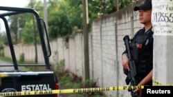 Seorang polisi berjaga di dekat tempat mayat jurnalis Meksiko berusia 59 tahun yang hilang, di Tepic, negara bagian Nayarit, Meksiko, 8 Juli 2023. ( Foto: REUTERS/Hugo Cervantes)