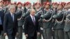Привітання Путіна у Відні. Зліва президент Австрії Александер Ван дер Беллен