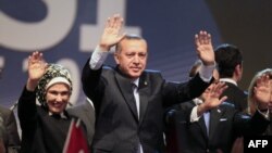 Başbakan Erdoğan eşi Emine Erdoğan'la Düsseldorf'taki konuşmasında