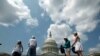 Sekelompok turis menaiki Segway dalam sebuah tur di gedung Capitol Hill di Washington, pada 25 Agustus 2009. (Foto: Reuters/Jim Young)