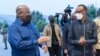 President Paul Kagame ya Rwanda (D) na président Tshisekedi ya RDC na Gisenyi nsima na botomboki bwa volcan Nyiragongo.
