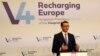 Perdana Menteri Polandia Mateusz Morawiecki berbicara kepada awak media di Budapest, Hungaria, pada 23 November 2021. (Foto: AP/Laszlo Balogh)