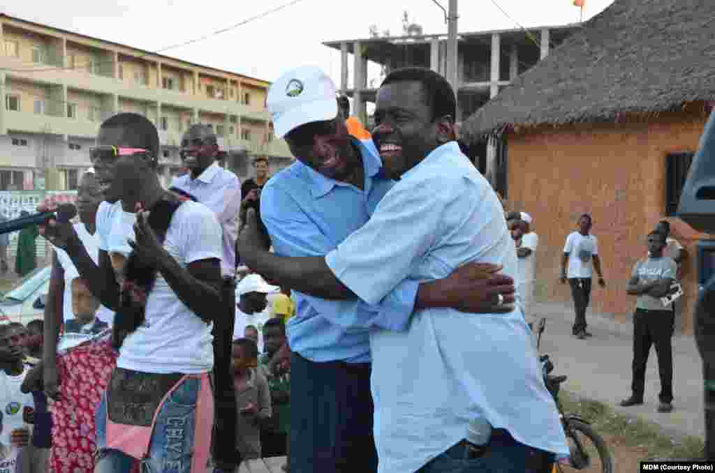 O abraço entre Daviz Simango (dir) e um apoiante, em Cabo Delgado