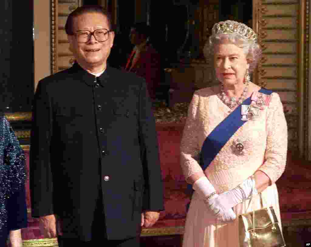 1999年10月19日，英国女王伊丽莎白二世在白金汉宫为中国主席江泽民举行国宴，两人在国宴前合影。这是首次有一位中国元首访问英国。 10月21日在中国大使馆举行的晚会上， 江泽民邀请英国女议长一起合唱&ldquo;当我们年轻的时候&rdquo;。这是一首20世纪30年代脍炙人口的电影插曲。当时的中国驻英国大使后来回忆说，英国副首相普雷斯考特和希思提议，所有英国客人共同为江主席献唱一首歌。在女议长的指挥下，全场英国客人起立，齐声唱起传统英国民歌《因为他是个好伙伴》（As He Is A Jolly Good Fellow） 。