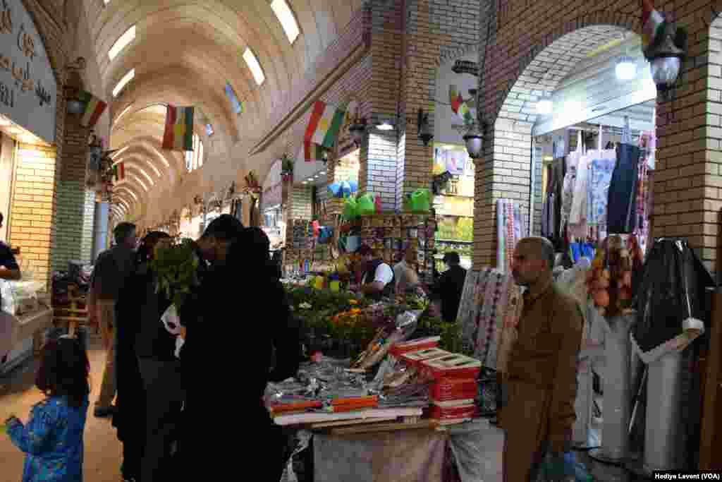 Erbil Kalesi’nin devamındaki tarihi çarşıda sabahın erken saatlerinde başlayan hareketlilik öğlen saatlerinde azalmaya başlıyor. Öğleden sonra 2 civarında çarşıdaki birçok dükkan kepenklerini kapatmış oluyor