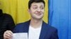Calon presiden Ukraina Volodymyr Zelenzkiy menunjukkan surat suaranya kepada media di sebuah tempat pemungutan suara dalam pilpres putaran kedua di Kyiv, Ukraina, 21 April 2019.
