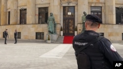 Polisi menjaga Istana Republik setelah jaksa penuntut Bosnia memerintahkan penahanan tiga pejabat tinggi Serbia Bosnia atas serangkaian tindakan separatis, di kota Banja Luka, Bosnia, 240 kilometer barat laut Sarajevo, Rabu, 12 Maret 2025. (Radivoje Pavicic/AP)
