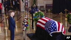 Presiden Joe Biden memberi penghormatan kepada jenazah mantan Ketua Senat AS Harry Reid, asal Nevada, yang disemayamkan di Rotunda, Gedung Capitol, Washington, pada 12 Januari 2022. (Foto: Pool via AP/Graeme Jennings)