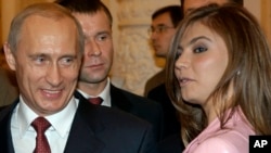 Президент Володимир Путін і колишня гімнастка Аліна Кабаєва на бенкеті в Кремлі 4 листопада 2004 р. (AP Photo/ITAR-TASS, Presidential Press Service, File)