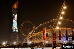 Stadion Internasional Khalifa, Doha, Qatar, 3 Desember 2022. Terlihat foto legenda sepak bola Pele di gedung Torch Hotel di sebelah stadion. (Foto: REUTERS/Hamad I Mohammed)