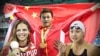 中国游泳运动员孙杨挥动中国国旗。