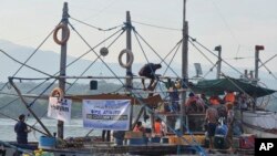 菲律宾民间组织人士周三(2024年5月15日)准备乘船驶向该国附近由中国控制的环礁“斯卡伯勒浅滩”(Scarborough Shoal,中国称黄岩岛)(菲律宾民间活动人士提供照片)